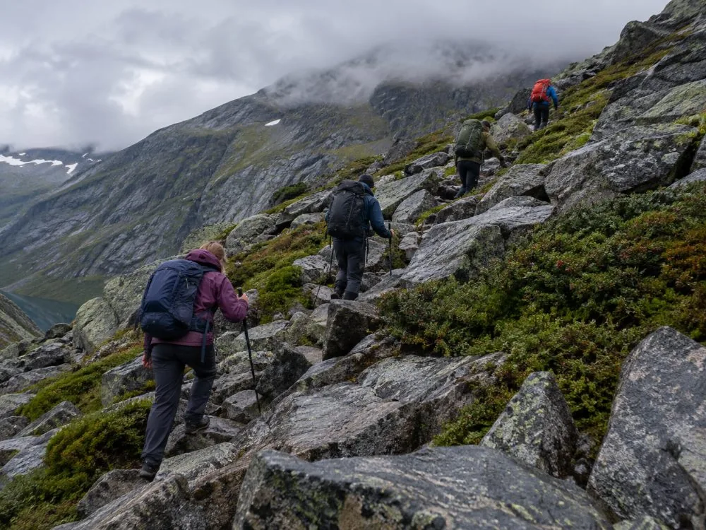 Senderistas cruzando el campo abierto de bloques de granito en el camino al Preikestolen