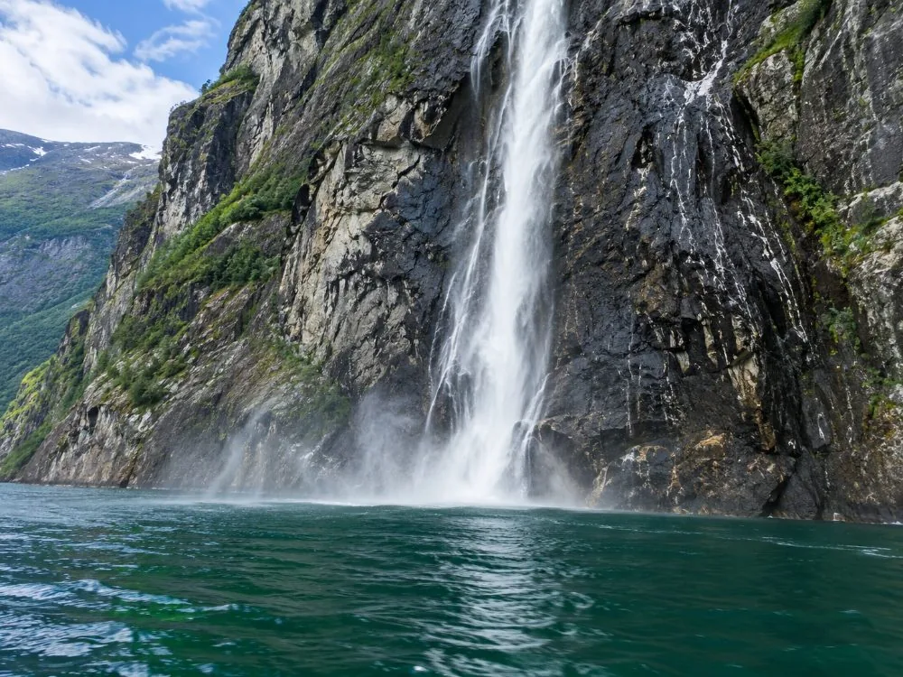 Un catamarán eléctrico en el Lysefjord bajo los acantilados de Pulpit Rock