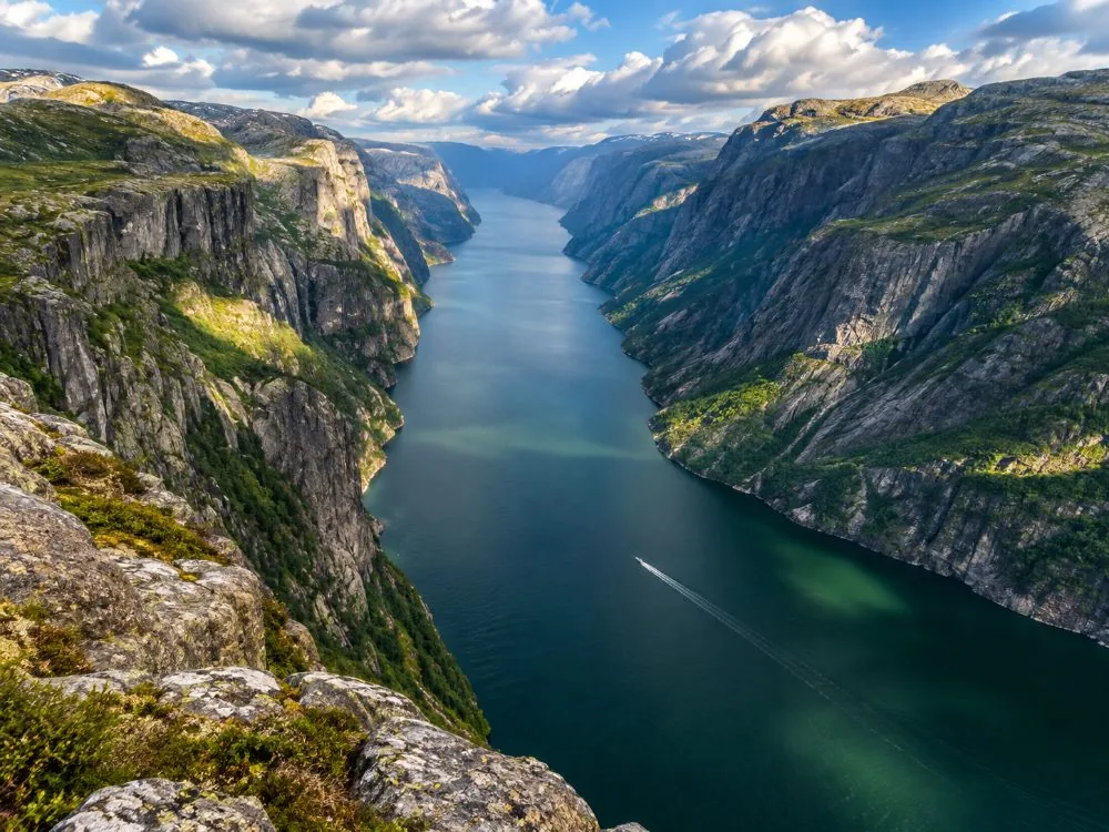El Lysefjord visto desde el sendero, con paredes rocosas empinadas que descienden hacia aguas oscuras