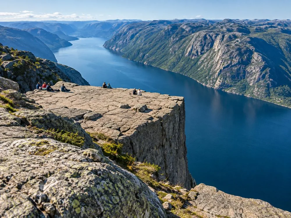 La meseta de granito plano de Preikestolen sobresaliendo en lo alto sobre el Lysefjord