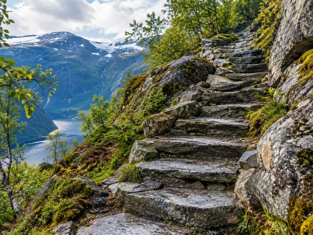 Escaleras de piedra construidas por constructores de senderos sherpas en la sección inferior empinada del camino al Preikestolen